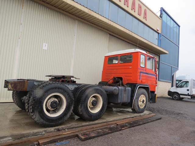 El mismo Pegaso 352 6X4 siendo restaurado como tractora.
